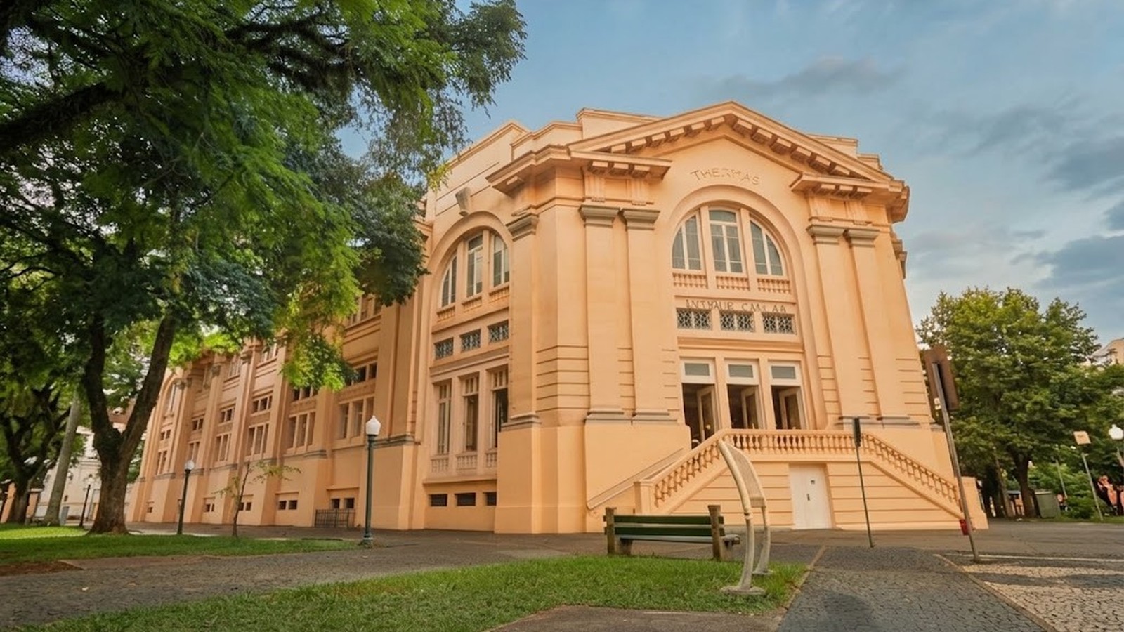 Fachada externa do Balneário Thermas Antônio Carlos, prédio histórico com arquitetura neoclássica e letreiro 'THERMAS'