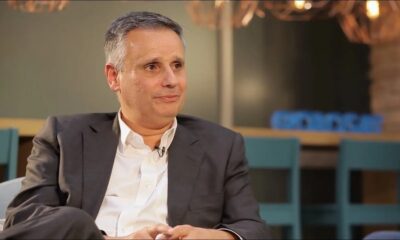 Manuel Belmar, homem de terno escuro e camisa branca, sentado olhando para a direita