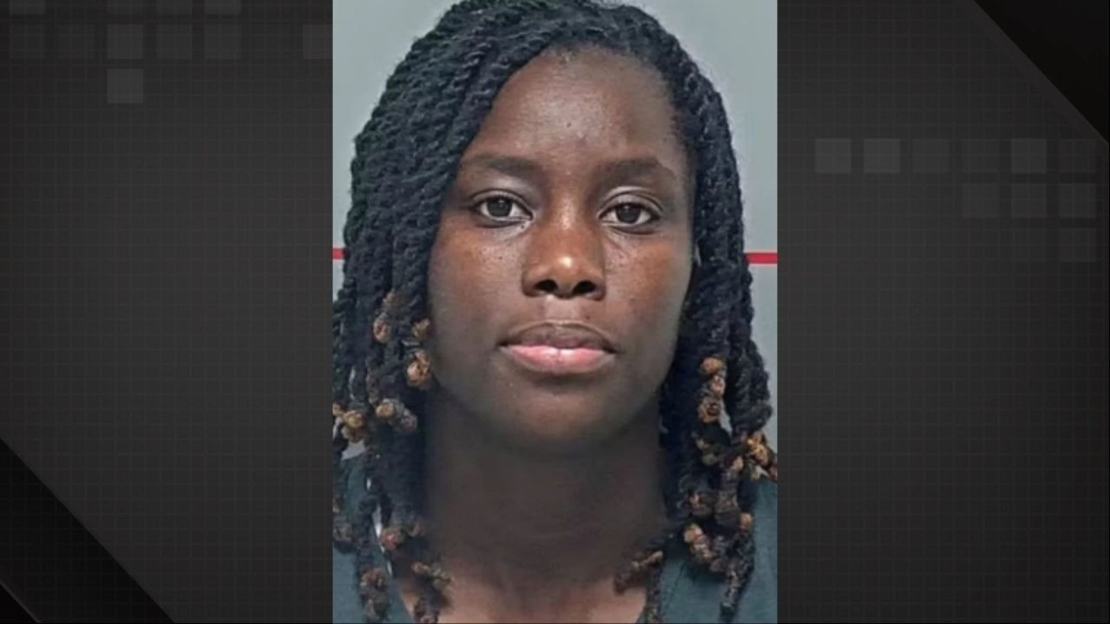 Mugshot de Aminata Amina Seck, mulher negra com tranças escuras e expressão neutra