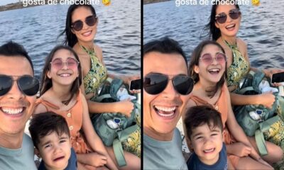 Duas fotos de família em barco: na primeira, filho chora; na segunda, todos sorriem felizes. Texto ‘gosta de chocolate’