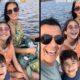 Duas fotos de família em barco: na primeira, filho chora; na segunda, todos sorriem felizes. Texto ‘gosta de chocolate’