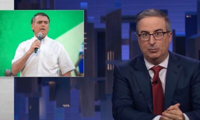 John Oliver em estúdio e Jair Bolsonaro em destaque, ambos com microfone