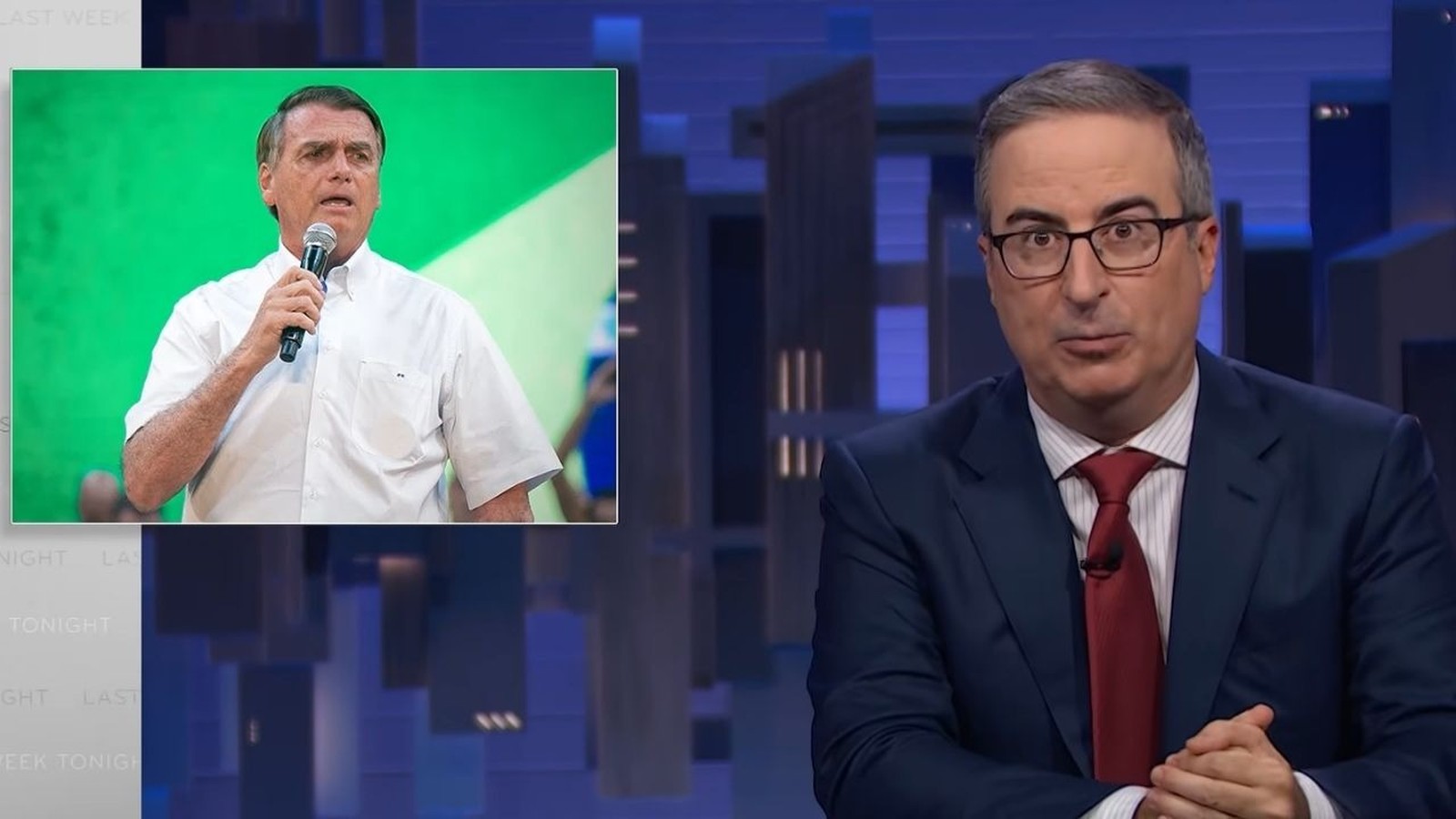 John Oliver em estúdio e Jair Bolsonaro em destaque, ambos com microfone