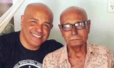 Rick Sollo sorrindo com o pai, Vítor Antônio de Carvalho, de óculos