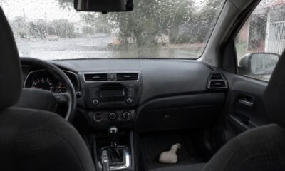 Meia com arroz dentro do carro: para que serve e por que motoristas recomendam nos dias de chuva