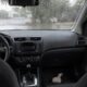 Meia com arroz dentro do carro: para que serve e por que motoristas recomendam nos dias de chuva