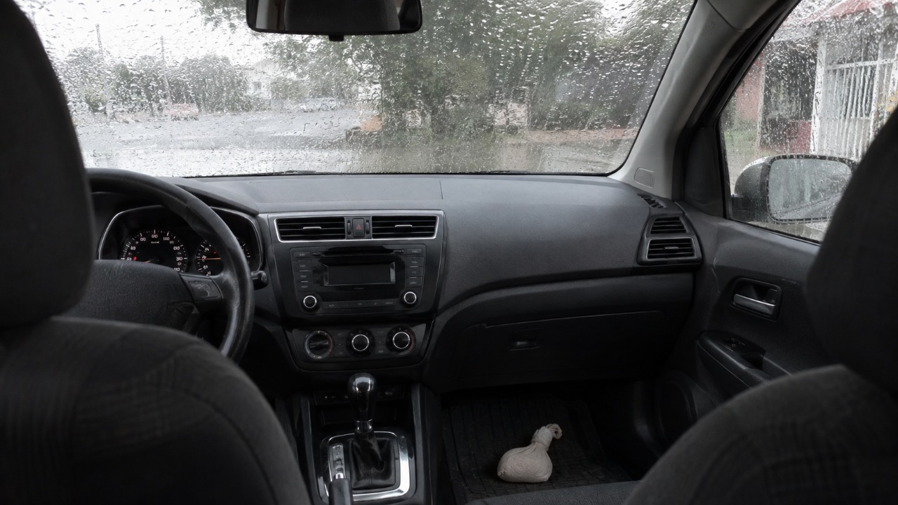 Meia com arroz dentro do carro: para que serve e por que motoristas recomendam nos dias de chuva