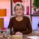 Ana Maria Braga, óculos, blusa marrom, sentada em estúdio, Louro José, estátuas, logo AO VIVO