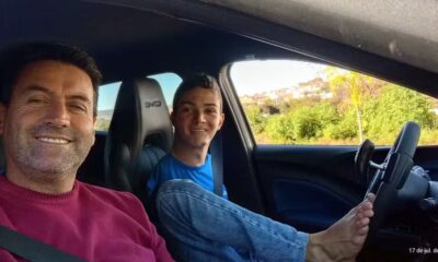 Jovem com pé no volante de carro. Homem ao lado. CAE, 17 de jul. de 2026