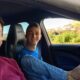 Jovem com pé no volante de carro. Homem ao lado. CAE, 17 de jul. de 2026