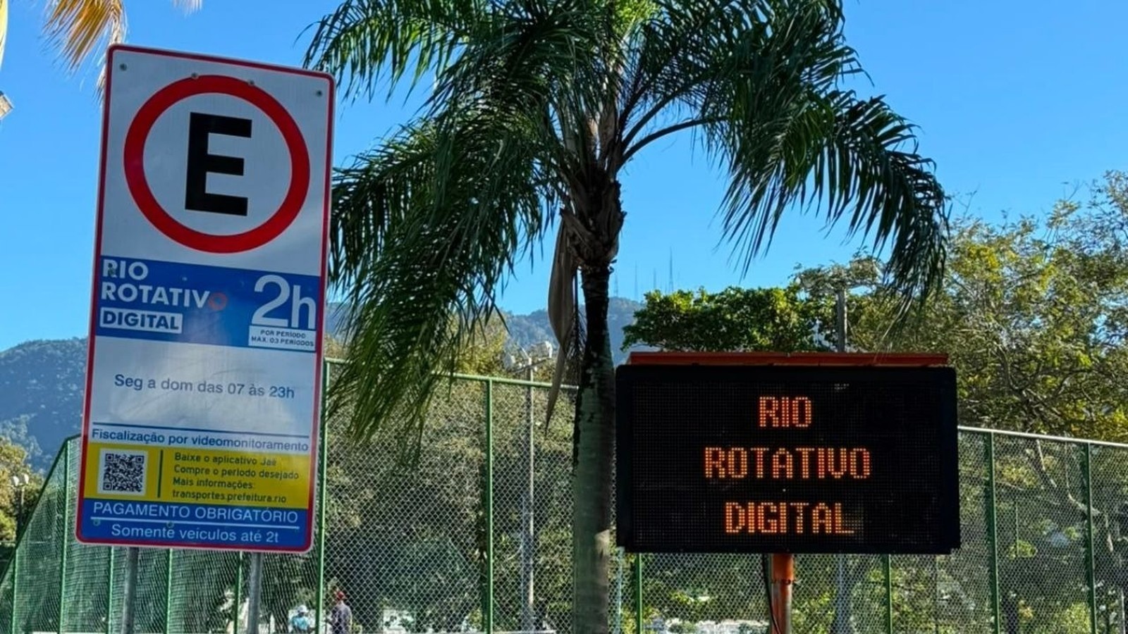 Placa de estacionamento do Rio Rotativo Digital, com informações e painel eletrônico.