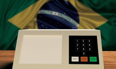 Urna eletrônica brasileira com teclado numérico e botões Branco, Corrige, Confirma