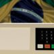 Urna eletrônica brasileira com teclado numérico e botões Branco, Corrige, Confirma