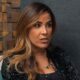 Wanessa Camargo, em close-up, falando, com cabelo castanho e colar com pingente verde
