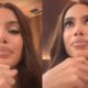 Anitta chorando, com lágrimas escorrendo pelo rosto e a mão sob o queixo, expressão de emoção
