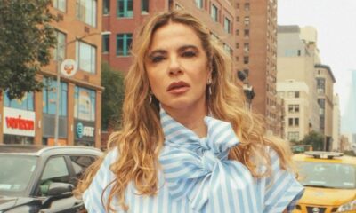 Close-up de Luciana Gimenez com camisa listrada azul e branca em rua urbana