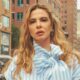 Close-up de Luciana Gimenez com camisa listrada azul e branca em rua urbana