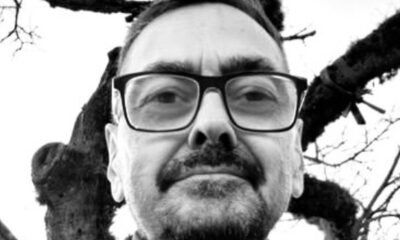 Retrato em preto e branco de homem com óculos, bigode e barba