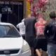 Homens escoltados chegam à Delegacia de Itaguaí, Polícia Civil, com carro branco na frente