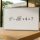 Expressão matemática 5² − √81 + 4 escrita em um quadro branco, com ponto de interrogação no lugar da resposta.