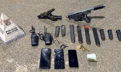 Pistola, submetralhadora, carregadores, munições, rádios, celulares e dinheiro com marcador policial