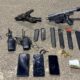 Pistola, submetralhadora, carregadores, munições, rádios, celulares e dinheiro com marcador policial