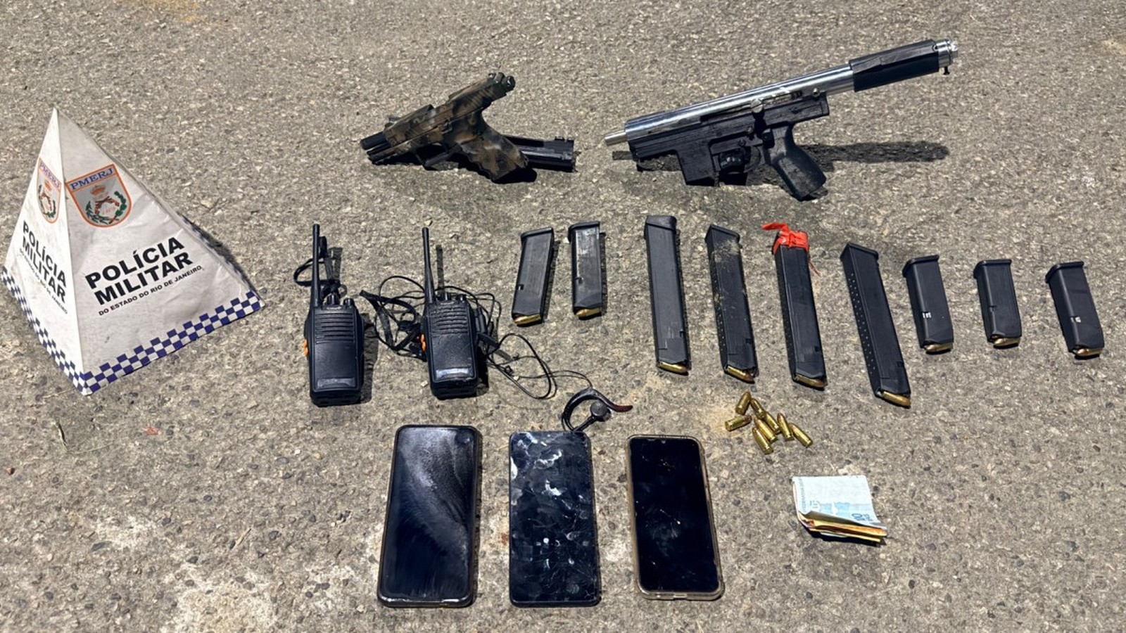 Pistola, submetralhadora, carregadores, munições, rádios, celulares e dinheiro com marcador policial