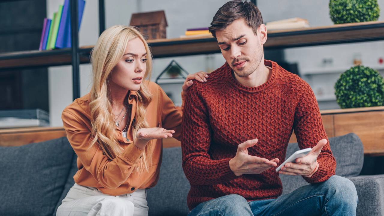 Especialistas em psicologia concordam: a mania de justificar cada atitude pode esconder um problema de autoestima e medo da desaprovação dos outros