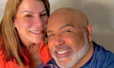 O cantor Rick Sollo e sua esposa Geralda Helena sorrindo em close-up