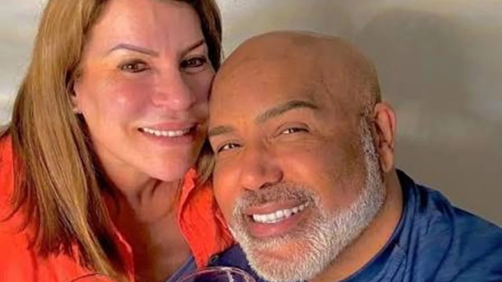 O cantor Rick Sollo e sua esposa Geralda Helena sorrindo em close-up