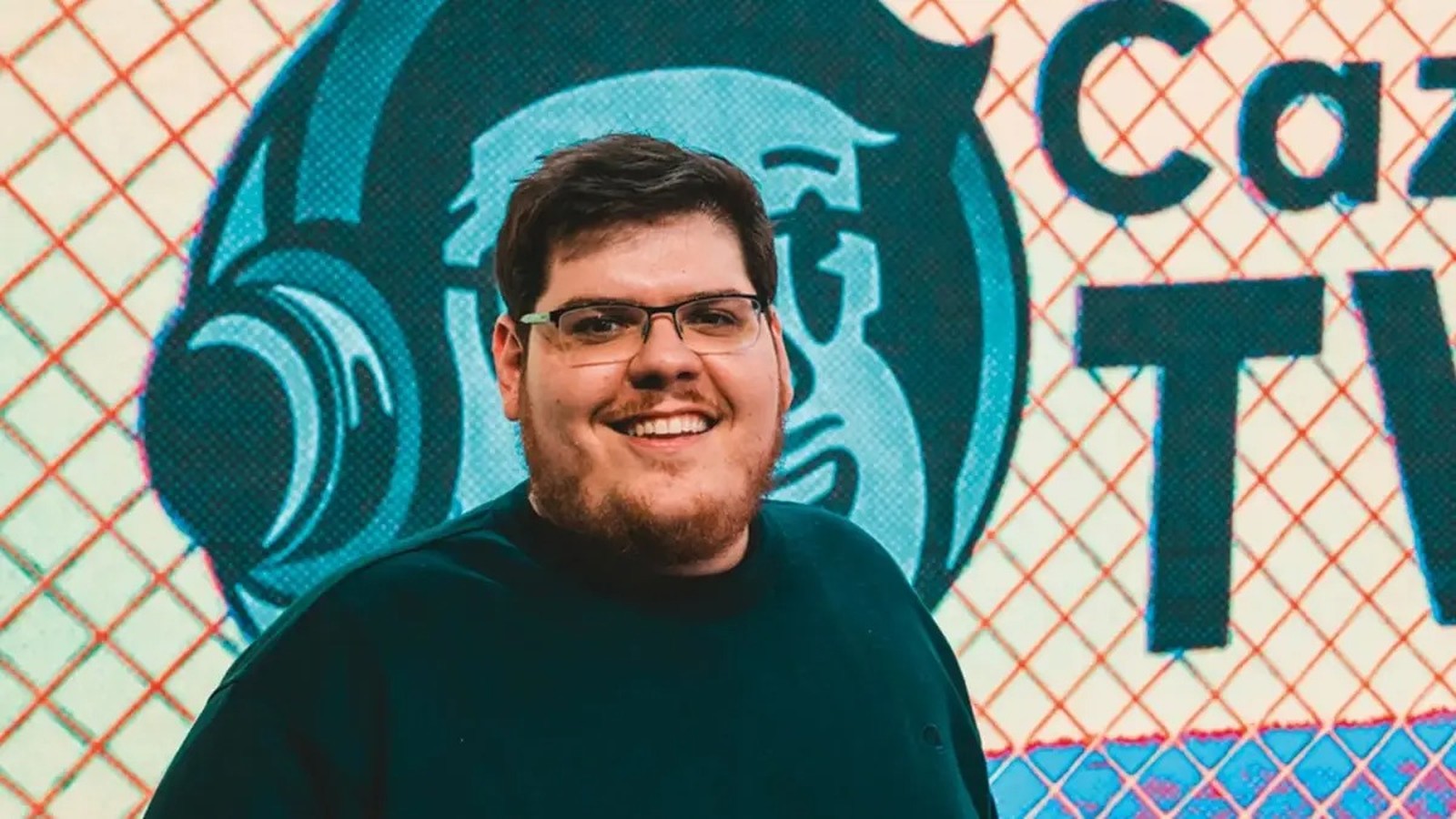 Casimiro Miguel sorrindo com óculos e barba, em frente ao logo da CazéTV