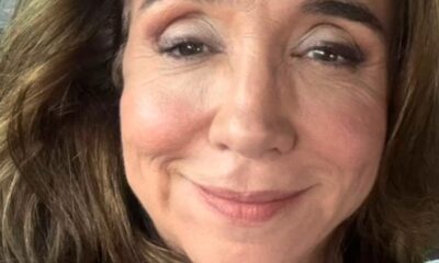 Rosto da atriz Marisa Orth sorrindo levemente, com covinhas e cabelo castanho ondulado