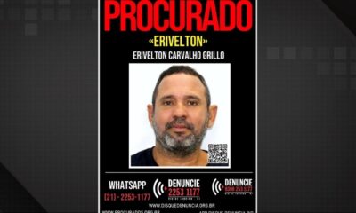 Cartaz "PROCURADO" com foto de Erivelton Carvalho Grillo e informações de contato do Disque Denúncia