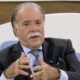 Tony Ramos em terno e gravata, gesticulando. Intérprete Libras e texto #RodaViva AO VIVO