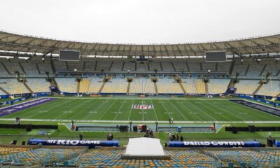 Estádio Maracanã com campo de futebol americano, logos NFL Rio Game, Ravens e Dallas Cowboys