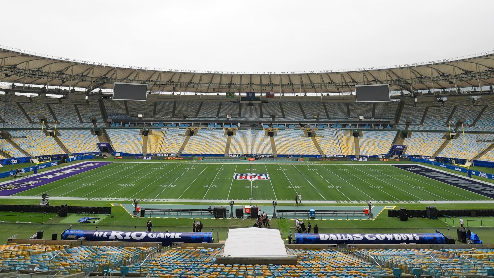Estádio Maracanã com campo de futebol americano, logos NFL Rio Game, Ravens e Dallas Cowboys