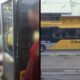 Interior e exterior de ônibus BRT articulado amarelo e preto com passageiros no Rio de Janeiro.
