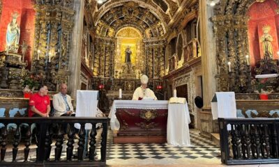 Dom Orani Tempesta celebra missa em altar decorado com fiéis em igreja barroca