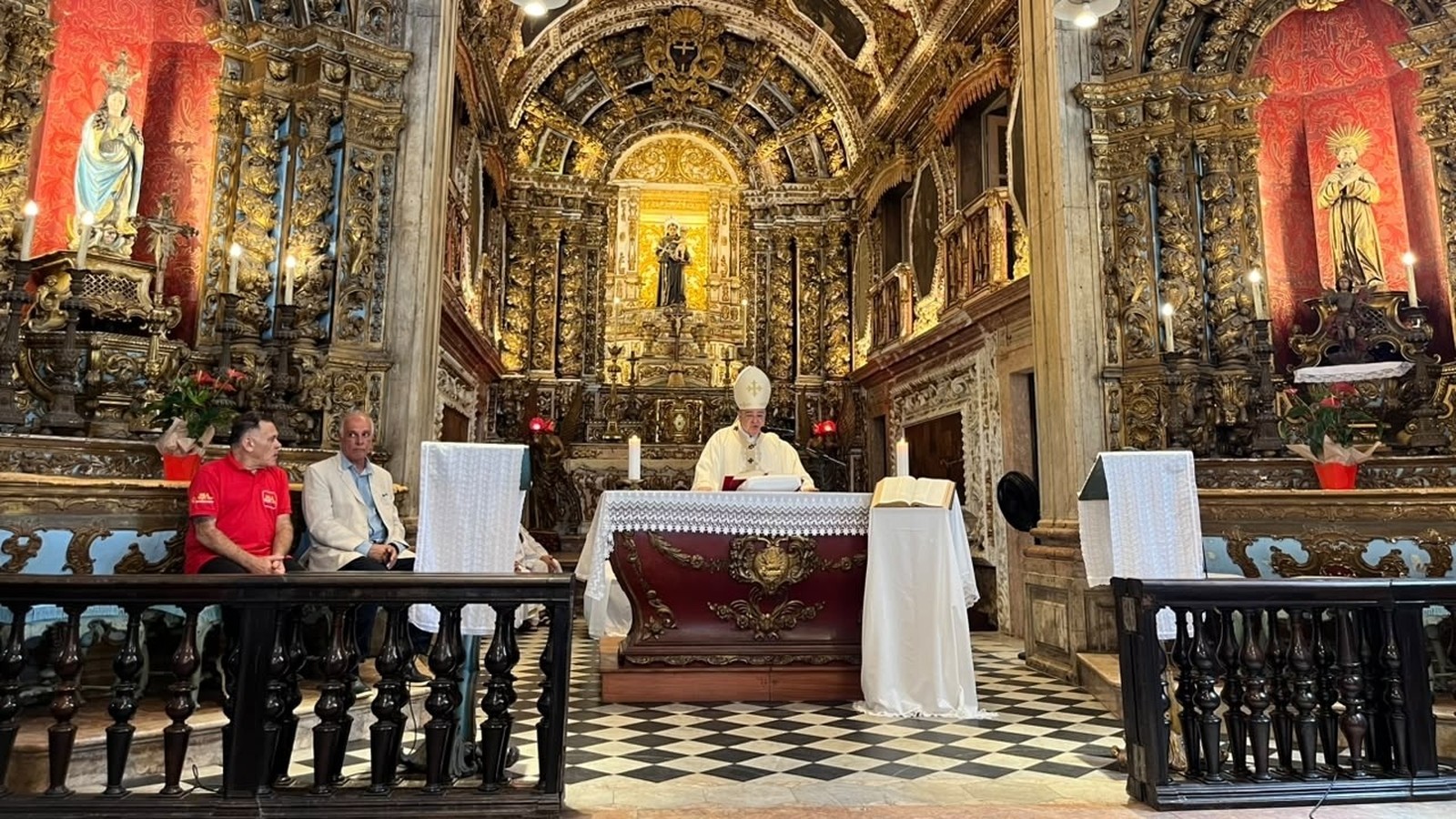 Dom Orani Tempesta celebra missa em altar decorado com fiéis em igreja barroca