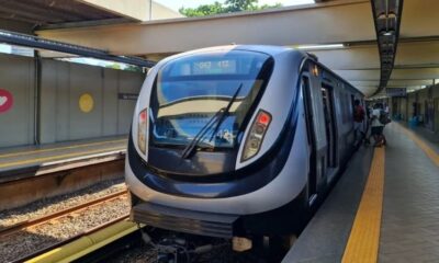 Trem moderno branco e preto parado na estação São Cristóvão, display 042 417