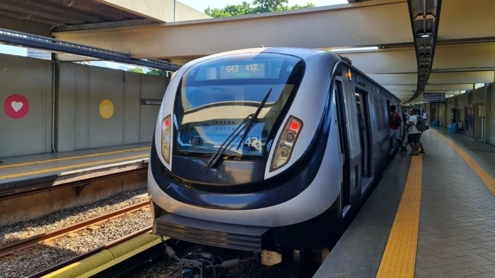 Trem moderno branco e preto parado na estação São Cristóvão, display 042 417