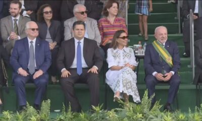 Presidente Lula com faixa, Janja, e autoridades assistem ao desfile