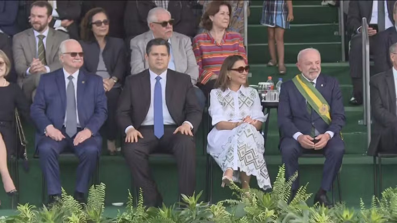 Presidente Lula com faixa, Janja, e autoridades assistem ao desfile