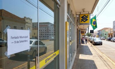 Agência bancária fechada em Ribeirão do Pinhal com aviso de feriado municipal em 9 de setembro de 2026.