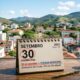 Calendário marcando 30 de setembro como feriado municipal em Viçosa, com cenário urbano da cidade ao fundo. -- Imagem ilustrativa criada por inteligência artificial
