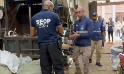 Agentes da SEOP e RIO inspecionam ferro-velho com máquinas e sacos