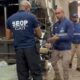Agentes da SEOP e RIO inspecionam ferro-velho com máquinas e sacos