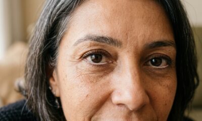 Olhos de mulher com mais de 50 anos usando lápis nude na linha d’água e lápis marrom esfumado nos cílios superiores. - Imagem ilustrativa criada por inteligência artificial