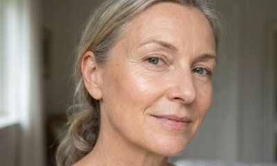 Mulher com mais de 50 anos usando maquiagem leve, com base líquida e blush cremoso em acabamento natural e luminoso
