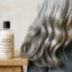 Cabeleireiros concordam: se o cabelo estiver mais opaco depois dos 50, não é apenas por causa da idade, mas também da mudança na oleosidade natural dos fios, e “o shampoo certo pode fazer a diferença”